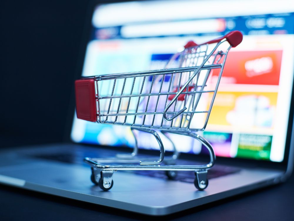 Pessoa visualizando conteúdo digital em vários dispositivos, aprendendo sobre o que fazer para atrair clientes através de estratégias online.
