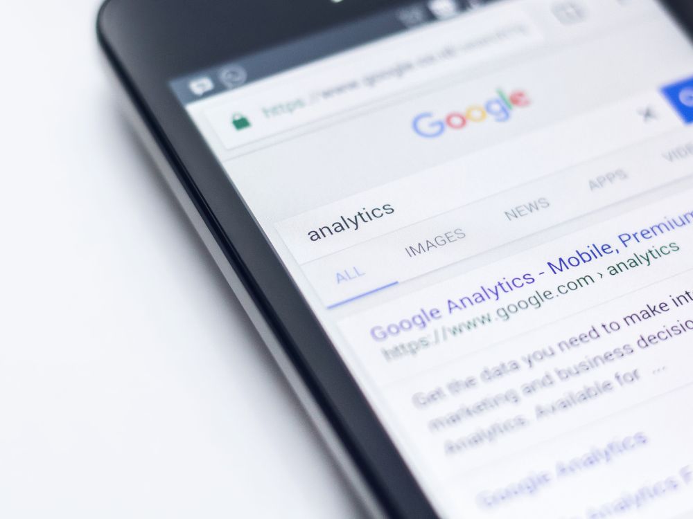 Tela de busca no smartphone ilustrando como aparecer no Google gratuitamente com SEO e tráfego orgânico.