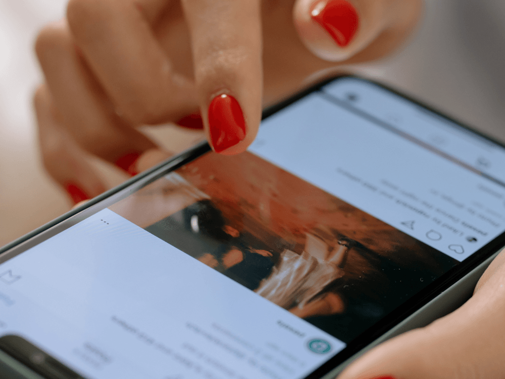Close em smartphone exibindo publicação no Instagram durante interação do usuário com o conteúdo na plataforma. Tudo para explicar o que é SEO no Instagram