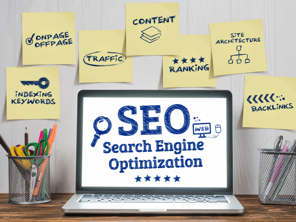 Notebook cercado por anotações sobre SEO, conteúdo, backlinks, palavras-chave e arquitetura de sites para melhorar o ranqueamento. Tudo para explicar o que é SEO no marketing digital