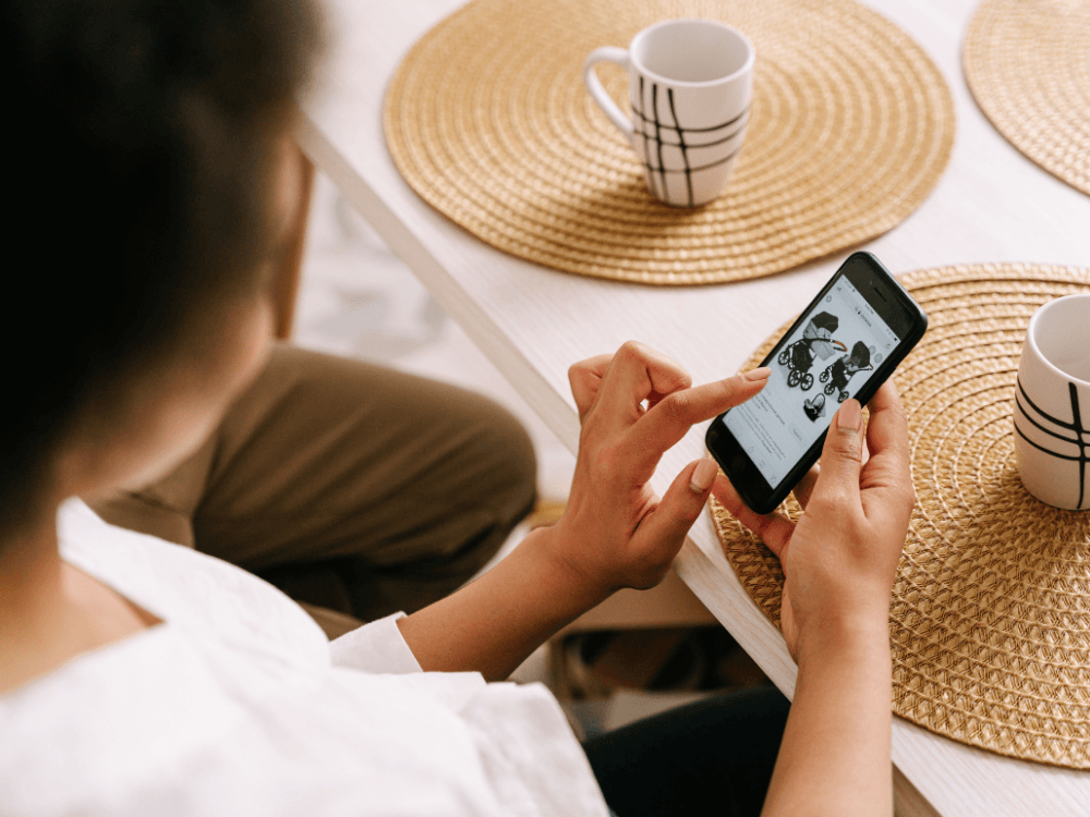 Pessoa consulta produtos pelo celular, ilustrando como os usuários acessam conteúdos e encontram páginas nos resultados de busca.