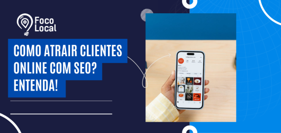 Banner promocional do Foco Local com o título "COMO ATRAIR CLIENTES ONLINE COM SEO? ENTENDA!". À direita, uma mão segura um smartphone exibindo um perfil de rede social com várias publicações. O design possui formas geométricas azuis e brancas de fundo.
