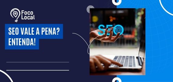 Banner com a frase “SEO vale a pena? Entenda!” e imagem de mãos usando notebook com ícone de SEO em destaque, representando marketing digital.