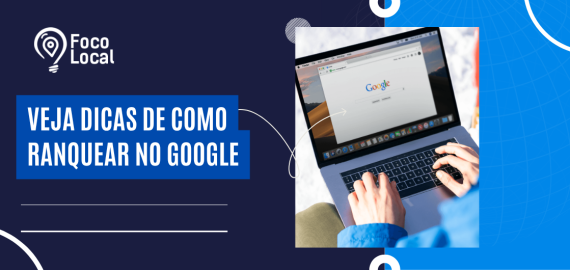 Banner sobre como ranquear no Google com notebook exibindo a página de busca e elementos gráficos relacionados a SEO.